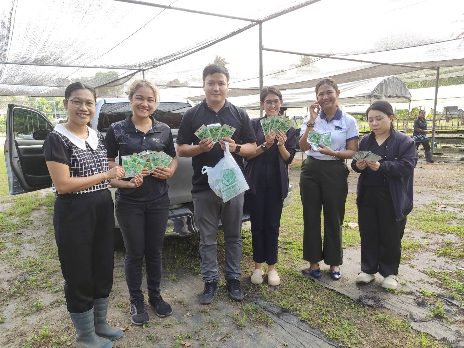 สนับสนุนต้นกล้าผักสวนครัว ได้แก่ ต้นกล้ามะเขือเปราะเจ้าพระยา แก่เจ้าหน้าที่จากสำนักงานพัฒนาชุมชนจังหวัดสุราษฎร์ธานี