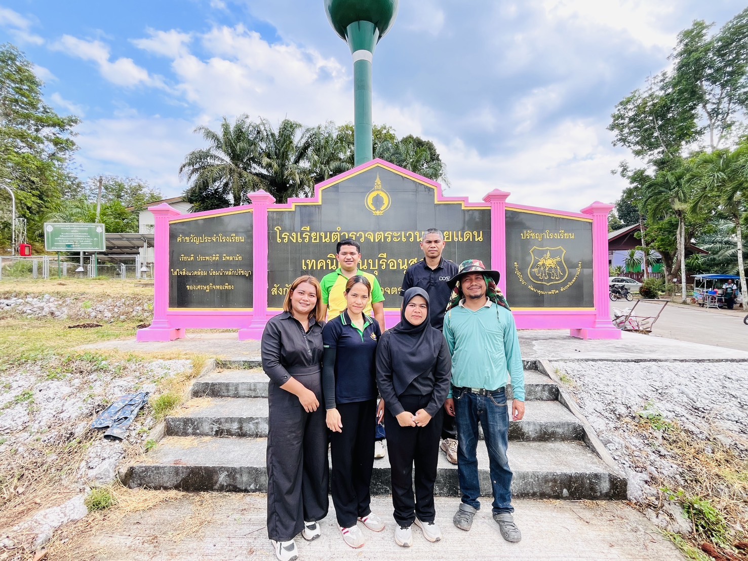 ปรับปรุงภูมิทัศน์บริเวณหน้าป้ายโรงเรียนตำรวจตระเวนชายแดนเทคนิคมีนบุรีอนุสรณ์ 1 อำเภอพระแสง จังหวัดสุราษฎร์ธานี