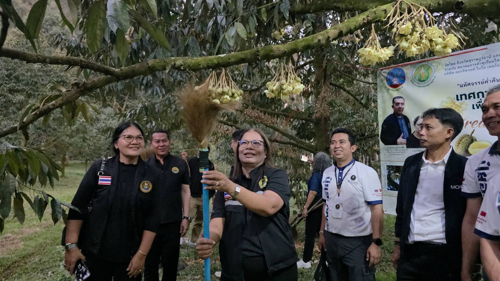 ร่วมพิธีเปิดงาน “มหัศจรรย์ค่ำคืนทุเรียนทอง ปัดดอกสร้างคุณภาพ ยกระดับทุเรียนสุราษฎร์ธานี” อำเภอคีรีรัฐนิคม จังหวัดสุราษฎร์ธานี