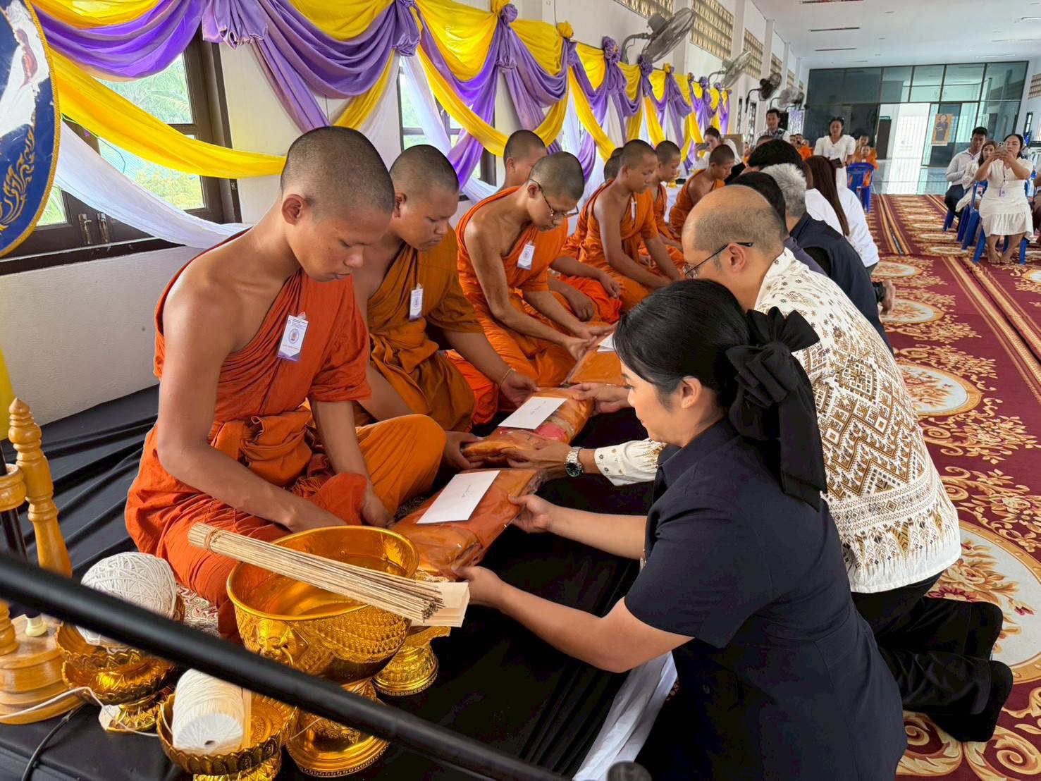 ร่วมงานทอดผ้าเพื่อการศึกษา โรงเรียนพระปริยัติธรรมแผนกสามัญศึกษาปัญญาทีปวิทยานุสรณ์ โรงเรียนในโครงการพัฒนาเด็กและเยาวชนในถิ่นทุรกันดาร ตามพระราชดำริ