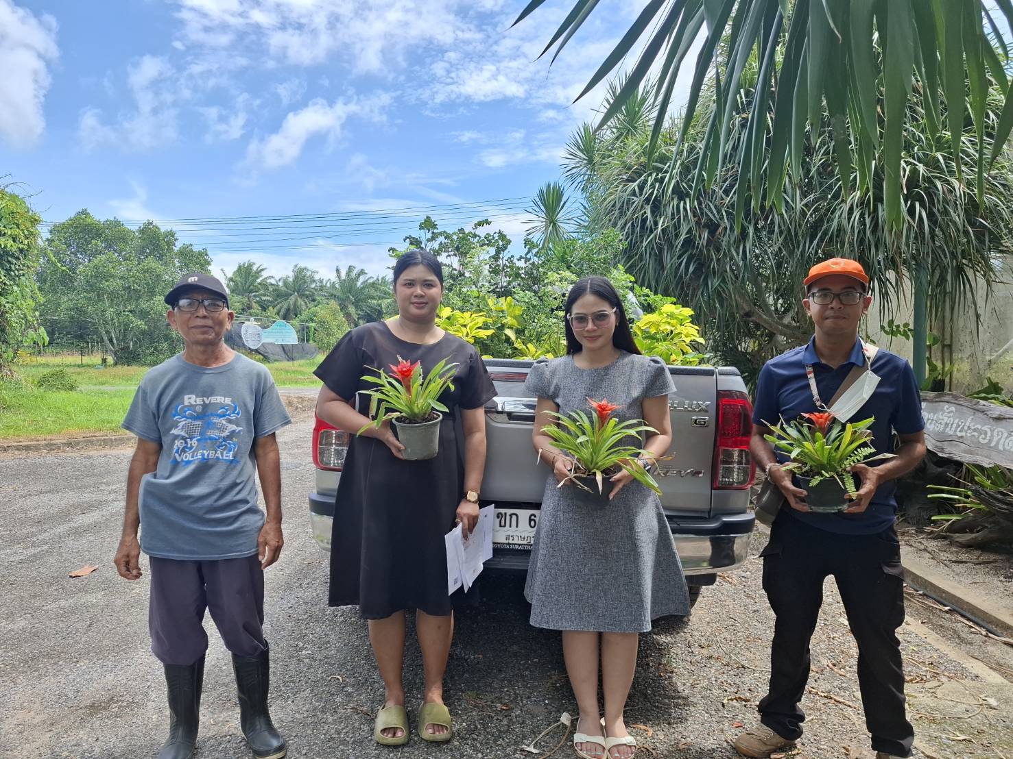 สนับสนุนบริการยืมไม้กระถางแก่โรงเรียนมัธยมพัชรกิติยาภา 3 สุราษฎร์ธานี ในการตกแต่งสถานที่แข่งขันกีฬาอาวุโสแห่งชาติ ครั้งที่ 8