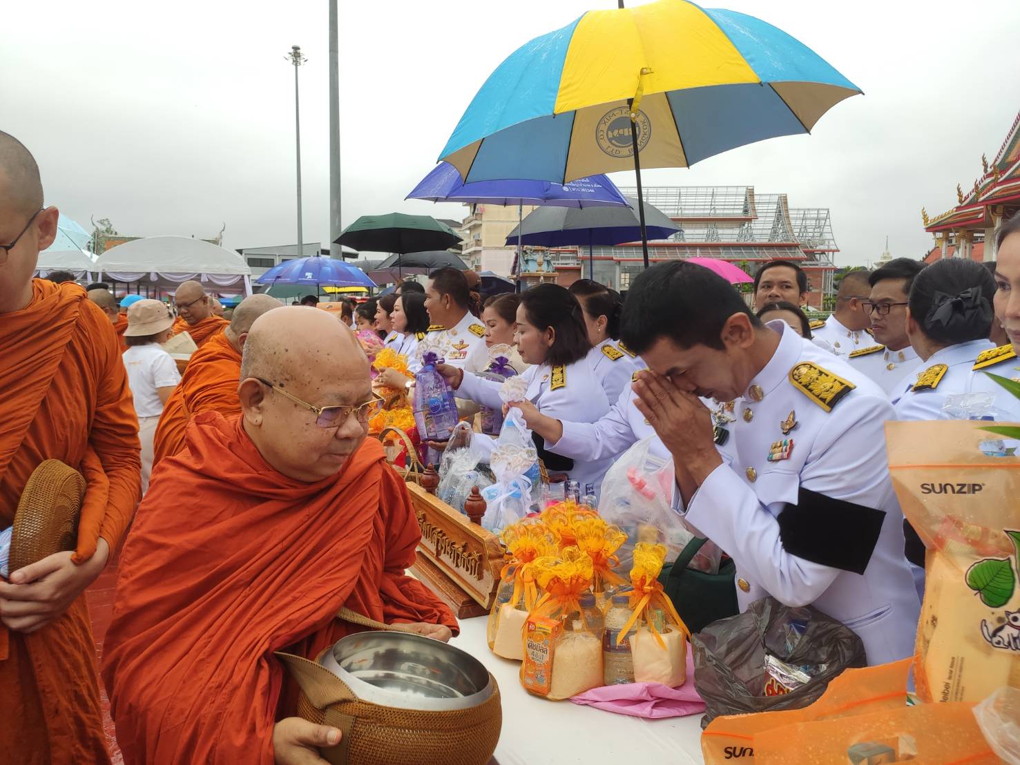 ร่วมพิธีเจริญพระพุทธมนต์และทำบุญตักบาตรถวายพระราชกุศล เนื่องในโอกาสพระราชพิธีมหามงคลเฉลิมพระชนมพรรษา 4 รอบ สมเด็จพระนางเจ้าฯ พระบรมราชินี 3 มิถุนายน 2569