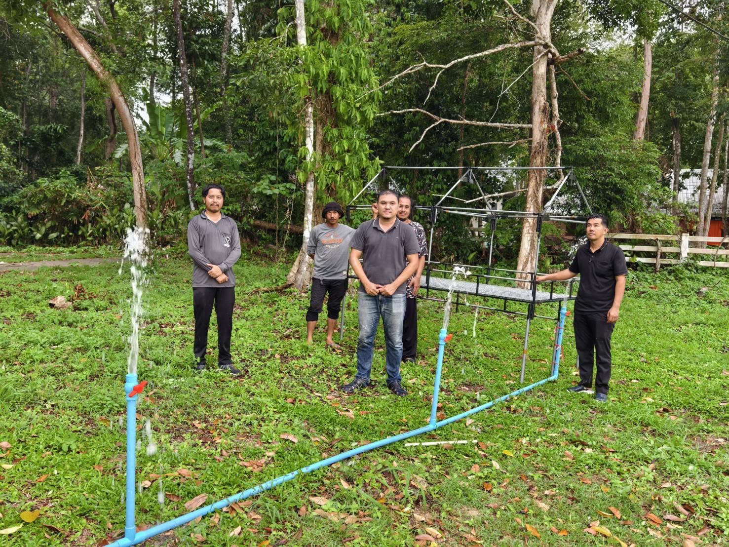 ศสพ.สฎ.ร่วมกับเจ้าหน้าที่เกษตรจังหวัด เกษตรอำเภอ ศทอ.สฎ ร่วมกันวางแผน ดำเนินการ และจัดทำแปลงผลิตพืช โครงการเกษตรเพื่ออาหารกลางวัน ของโรงเรียนพระปริยัติธรรมแผนกสามัญศึกษาปัญญาทีปวิทยานุสรณ์