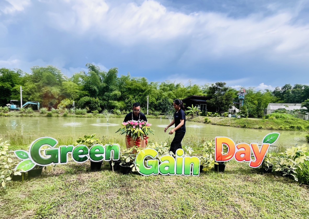ตกแต่งสถานที่ในงานโครงการส่งเสริมการเกษตรที่เป็นมิตรกับสิ่งแวดล้อม กิจกรรมเวที “Green Gain Day”อำเภอกาญจนดิษฐ์ จังหวัดสุราษฎร์ธานี