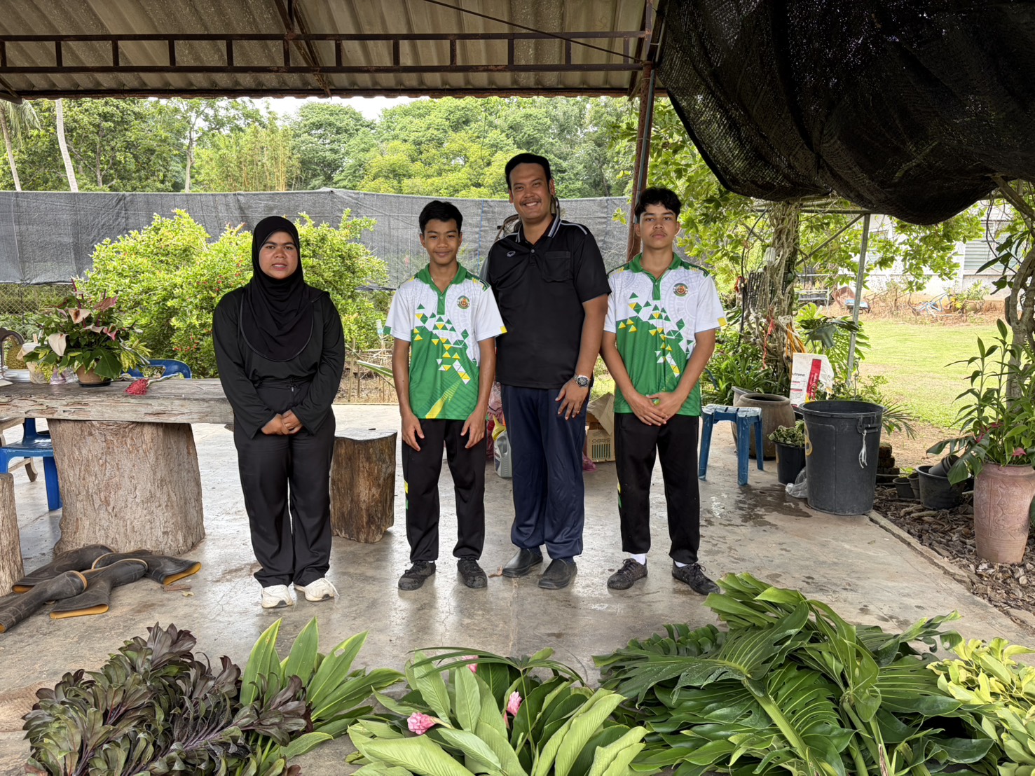 สนับสนุนไม้ดอกไม้ตัดใบแก่โรงเรียนบ้านบางใหญ่ จังหวัดสุราษฎร์ธานี เพื่อใช้จัดตกแต่งสถานที่งานทอดผ้าป่าสามัคคี