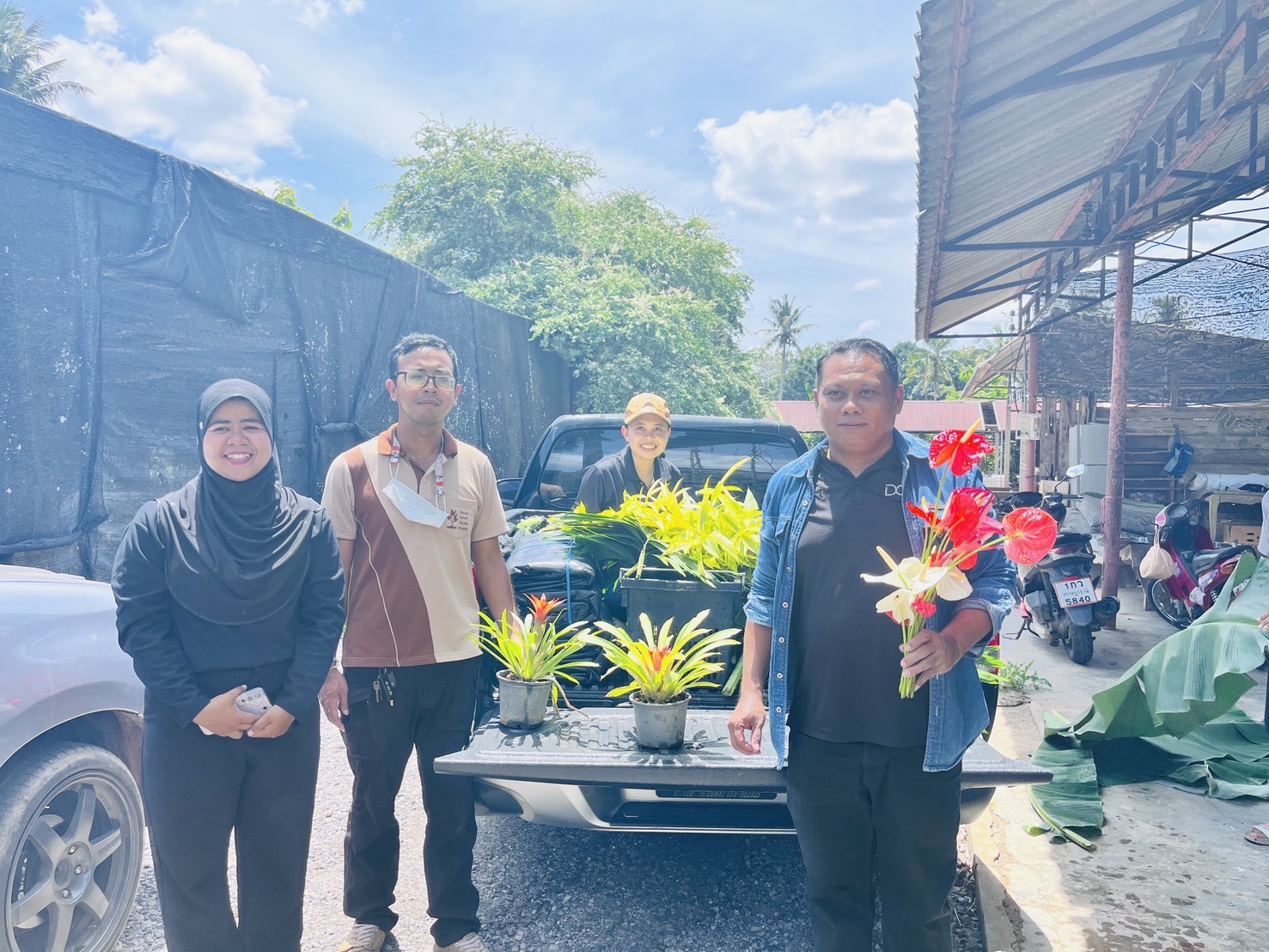 สนับสนุนไม้ดอกไม้ตัดใบ และไม้กระถาง เพื่อจัดตกแต่งสถานที่ในงานคลินิกเกษตรเคลื่อนที่ในพระราชานุเคราะห์ สมเด็จพระบรมโอรสาธิราช ฯ สยามมกุฎราชกุมาร ไตรมาสที่ 4 จังหวัดนครศรีธรรมราช