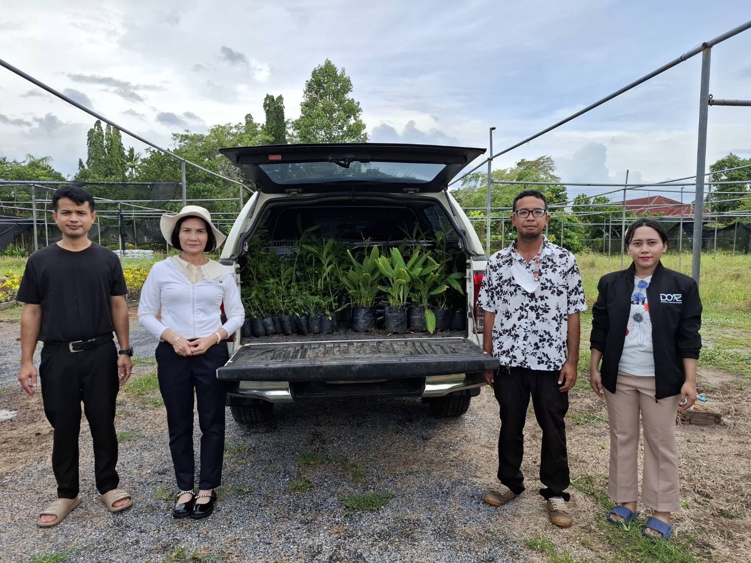 สนับสนุนไม้ดอกไม้ประดับ ต้นกล้าพืชผักพืชอาหาร แก่สำนักงานเกษตรจังหวัดระนอง