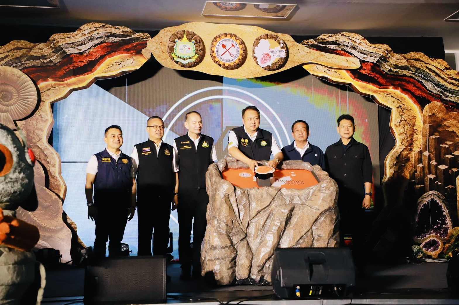 ร่วมพิธีเปิดพิพิธภัณฑ์ซากดึกดำบรรพ์ ธรณีวิทยา และธรรมชาติวิทยา จังหวัดสุราษฎร์ธานี