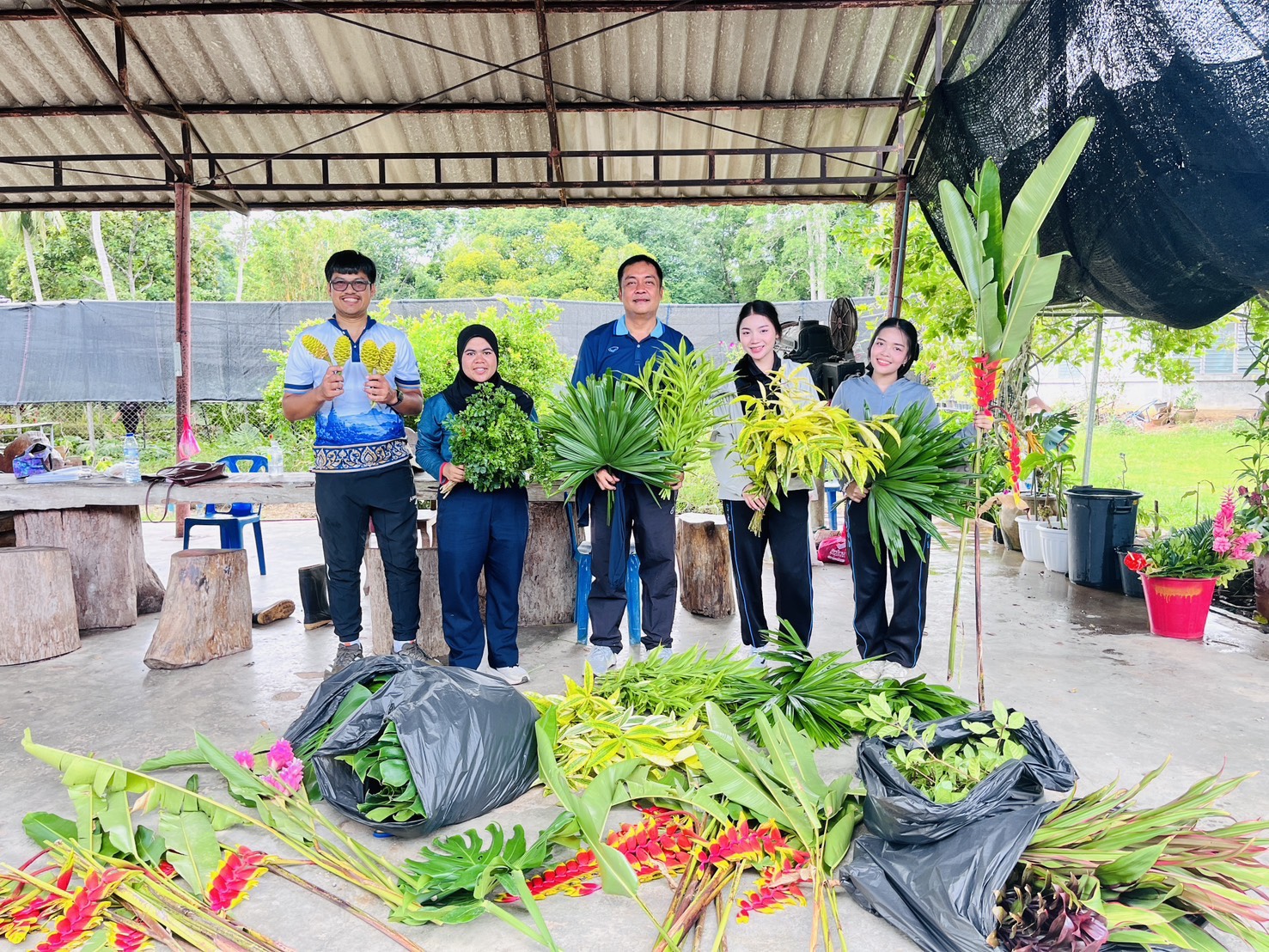 สนับสนุนไม้ดอกไม้ประดับ ให้แก่โรงเรียนสุราษฎร์ธานี อำเภอเมือง จังหวัดสุราษฎร์ธานี
