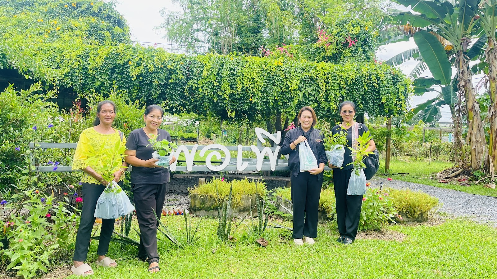สนับสนุนต้นกล้าผักสวนครัวกิจกรรม ขับเคลื่อนกิจกรรมพัฒนาวิถีชีวิตเศรษฐกิจพอเพียง ใน โคก หนอง นา พื้นที่อำเภอบ้านนาสาร