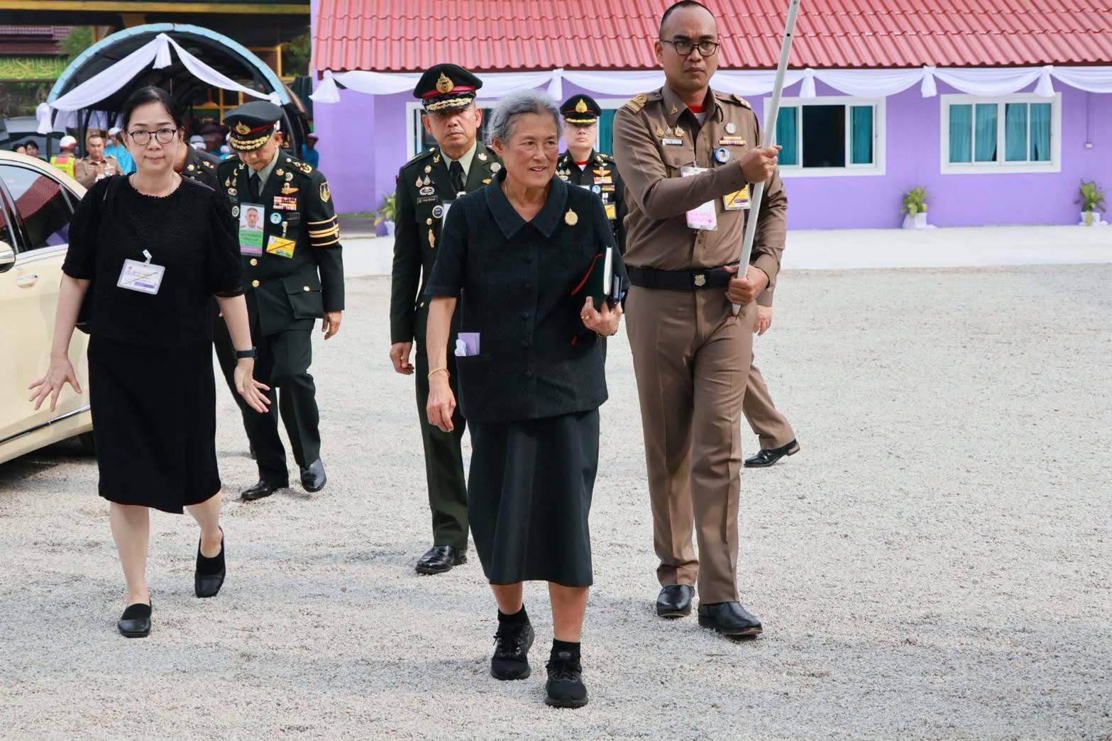 สมเด็จพระกนิษฐาธิราชเจ้า กรมสมเด็จพระเทพรัตนราชสุดาฯ สยามบรมราชกุมารี เสด็จพระราชดำเนินไปทรงติดตามความก้าวหน้าการดำเนินงานของโรงเรียนและโครงการตามพระราชดำริ ที่โรงเรียนดาราวิทยา อำเภอระแงะ จังหวัดนราธิวาส