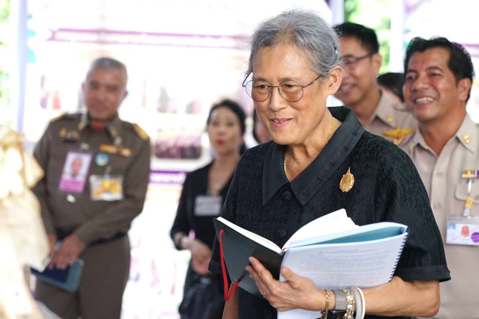 สมเด็จพระกนิษฐาธิราชเจ้า กรมสมเด็จพระเทพรัตนราชสุดาฯ สยามบรมราชกุมารี เสด็จพระราชดำเนินไปทรงติดตามความก้าวหน้าการดำเนินงานของโรงเรียนและโครงการตามพระราชดำริ ที่โรงเรียนบ้านปาหนัน อำเภอศรีสาคร จังหวัดนราธิวาส